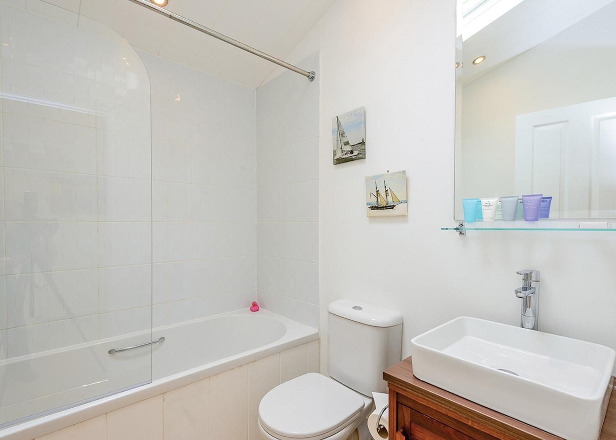 فندق Woodside Coastal Retreat Fishbourne  الغرفة الصورة